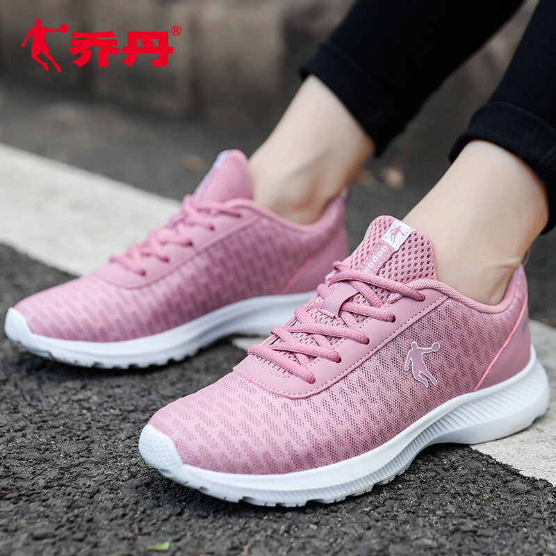 2021 breathable mesh lightweight soft sole sneakers