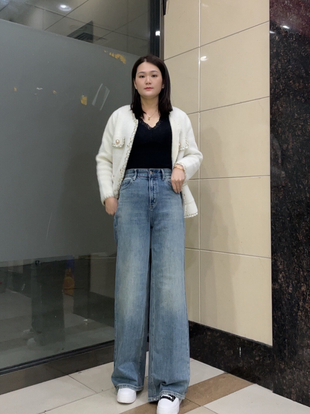 MiniJeans blu nuovi di zecca con elastico a vita alta elasticizzati a gamba larga dal taglio dritto che allungano le gambe e nascondono pantaloni di carne