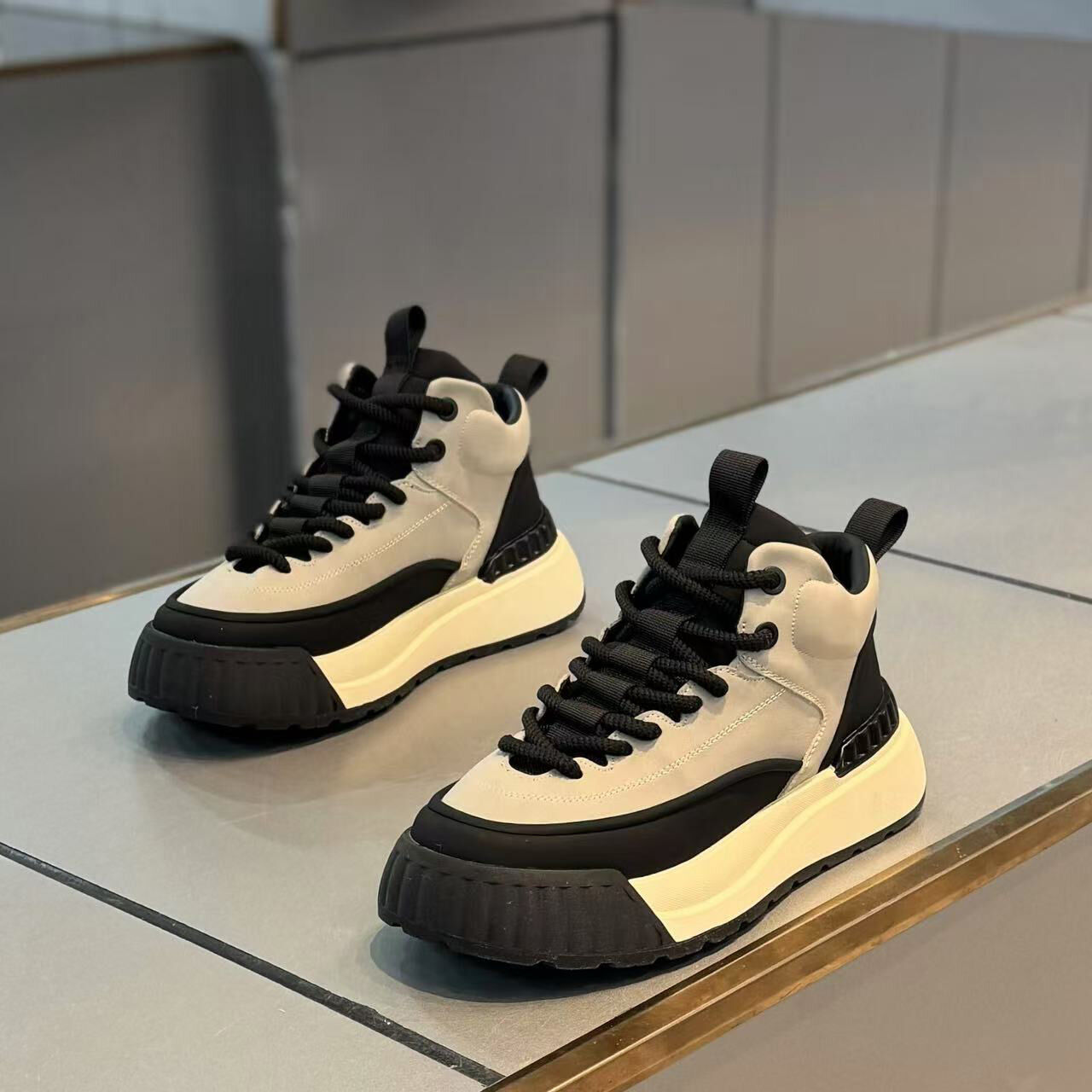 Scarpe casual sportive comode e antiscivolo da uomo alla moda con tacco spesso progettate per stile e funzionalità