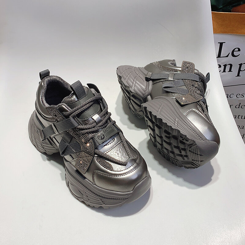 Autunno 2024 Nuovo arrivo Scarpe da papà leggere con suola spessa da donna argentate piccole facili da abbinare Scarpe casual con suola morbida Sneakers Tide