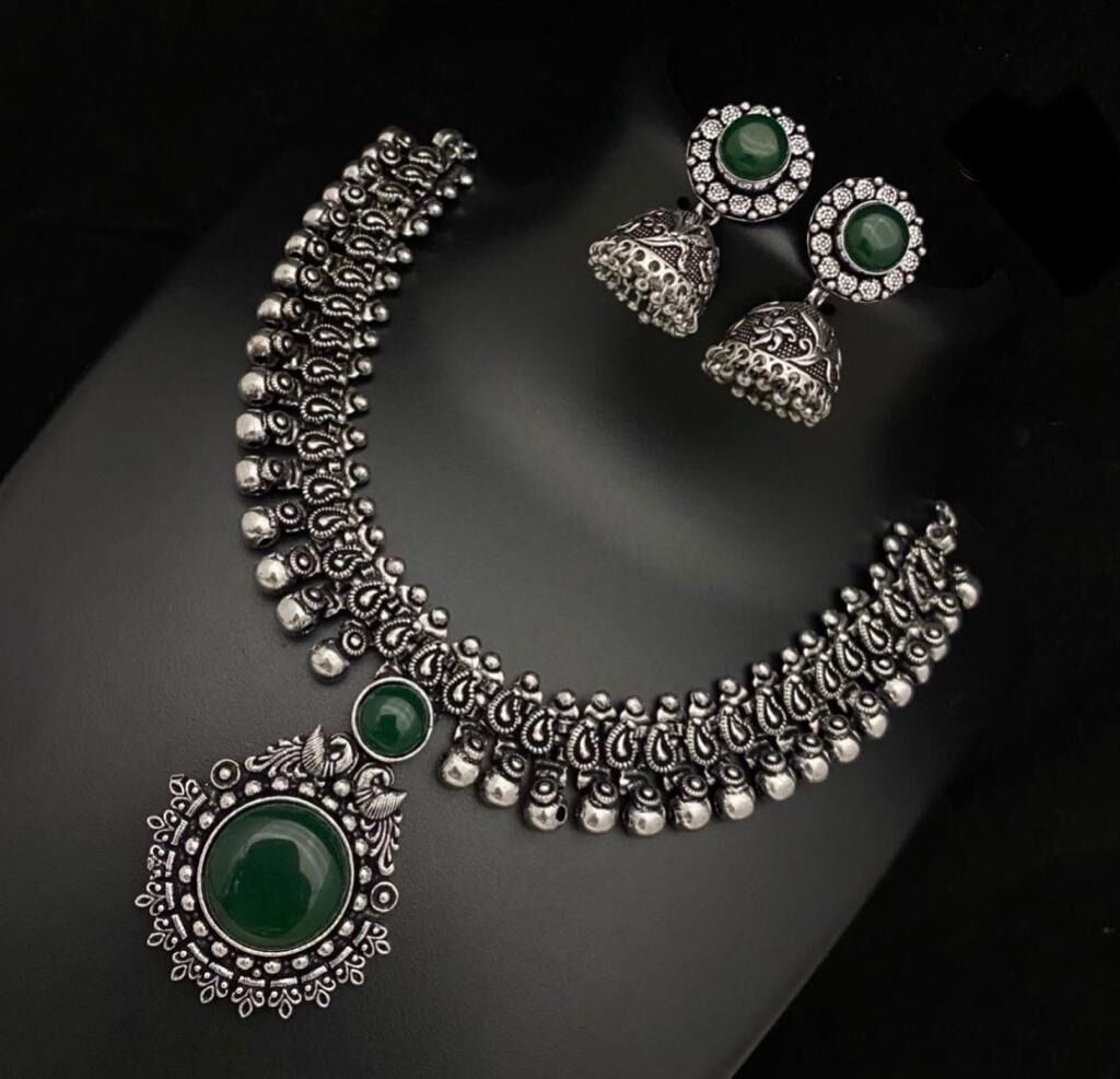BLACK METAL NECKLACE AND EARRING 