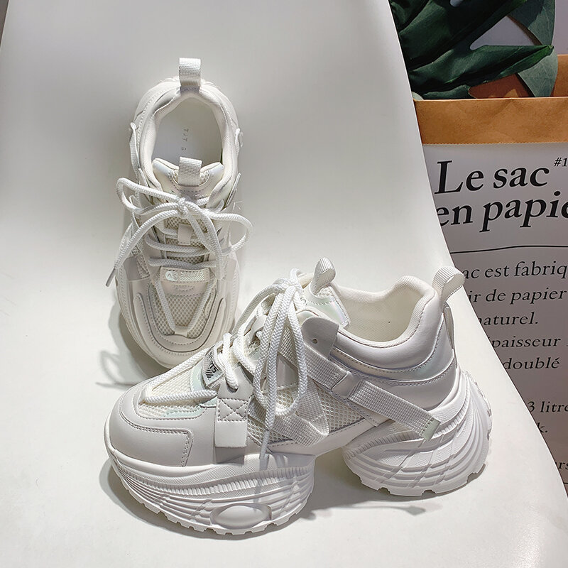 Autunno 2024 Nuovo arrivo Scarpe da papà leggere con suola spessa da donna argentate piccole facili da abbinare Scarpe casual con suola morbida Sneakers Tide