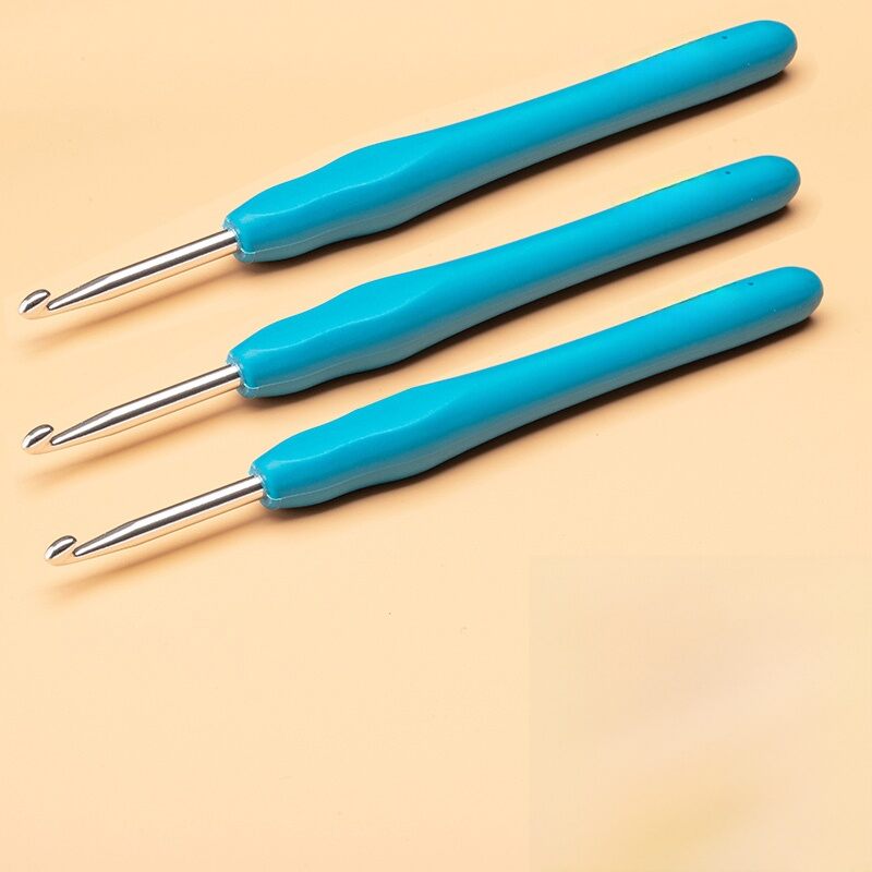 Handmade DIY Yarn Crochet Set Soft Handle Crochet Hooks Traditional Sweater Crochet Doll Kit 3 Pieces Complete Tool Kit