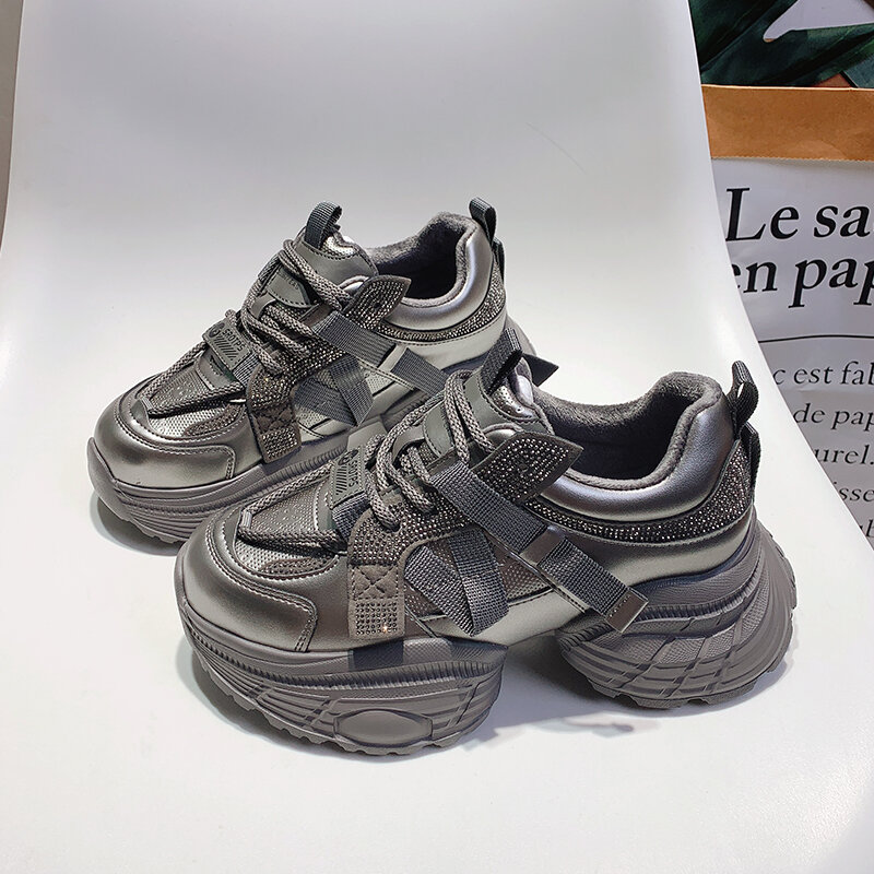 Autunno 2024 Nuovo arrivo Scarpe da papà leggere con suola spessa da donna argentate piccole facili da abbinare Scarpe casual con suola morbida Sneakers Tide