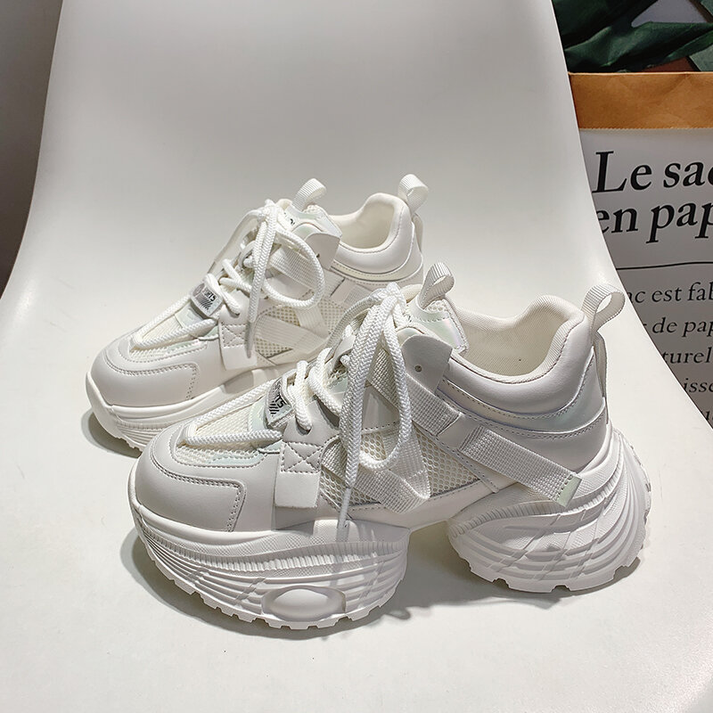 Autunno 2024 Nuovo arrivo Scarpe da papà leggere con suola spessa da donna argentate piccole facili da abbinare Scarpe casual con suola morbida Sneakers Tide