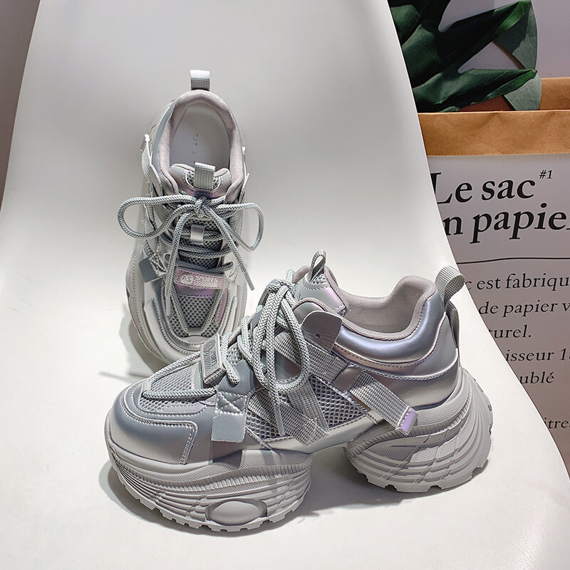 Autunno 2024 Nuovo arrivo Scarpe da papà leggere con suola spessa da donna argentate piccole facili da abbinare Scarpe casual con suola morbida Sneakers Tide