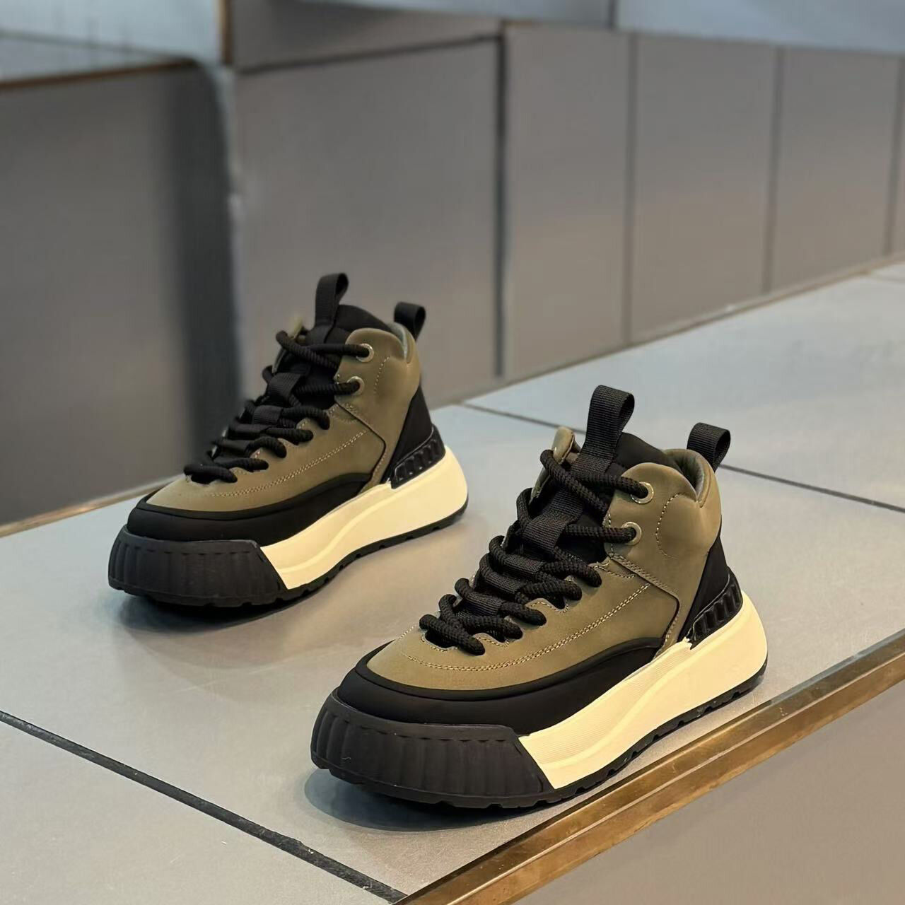 Scarpe casual sportive comode e antiscivolo da uomo alla moda con tacco spesso progettate per stile e funzionalità