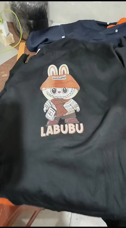 kaos distro kaos fashion kaos unisex/cowok cewek bisa//kaos labubu gendong anak setan/labubu viral
