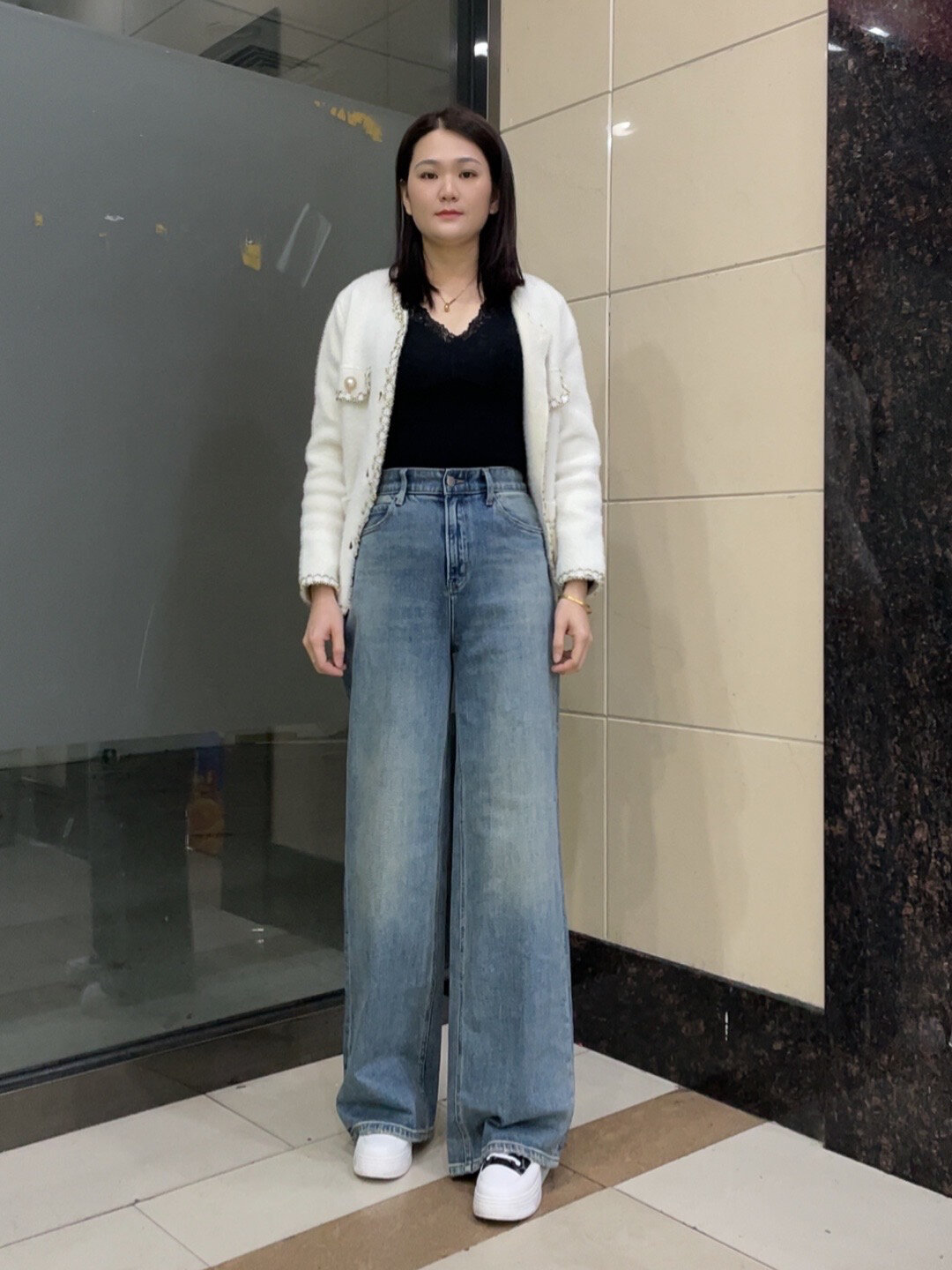 MiniJeans blu nuovi di zecca con elastico a vita alta elasticizzati a gamba larga dal taglio dritto che allungano le gambe e nascondono pantaloni di carne