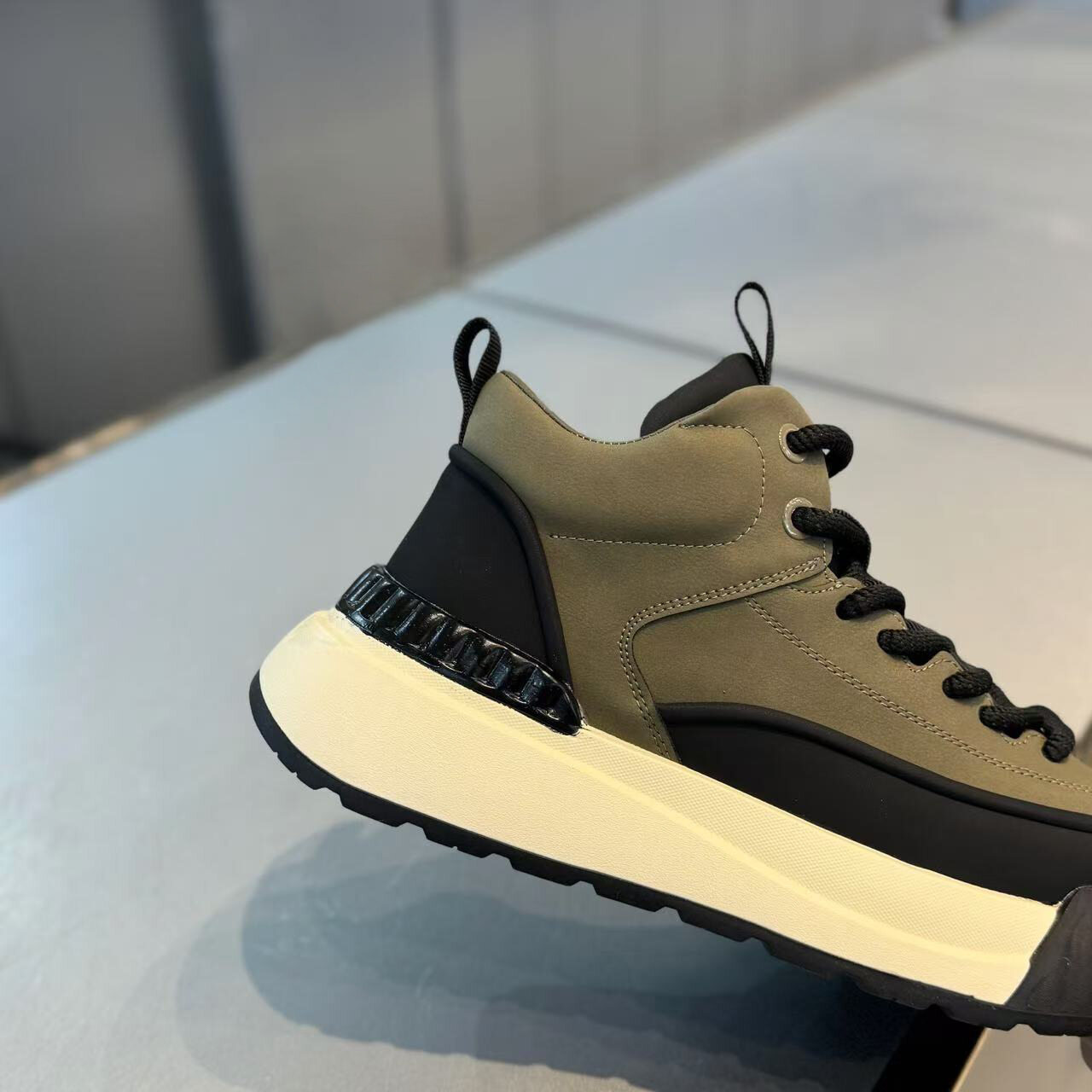 Scarpe casual sportive comode e antiscivolo da uomo alla moda con tacco spesso progettate per stile e funzionalità