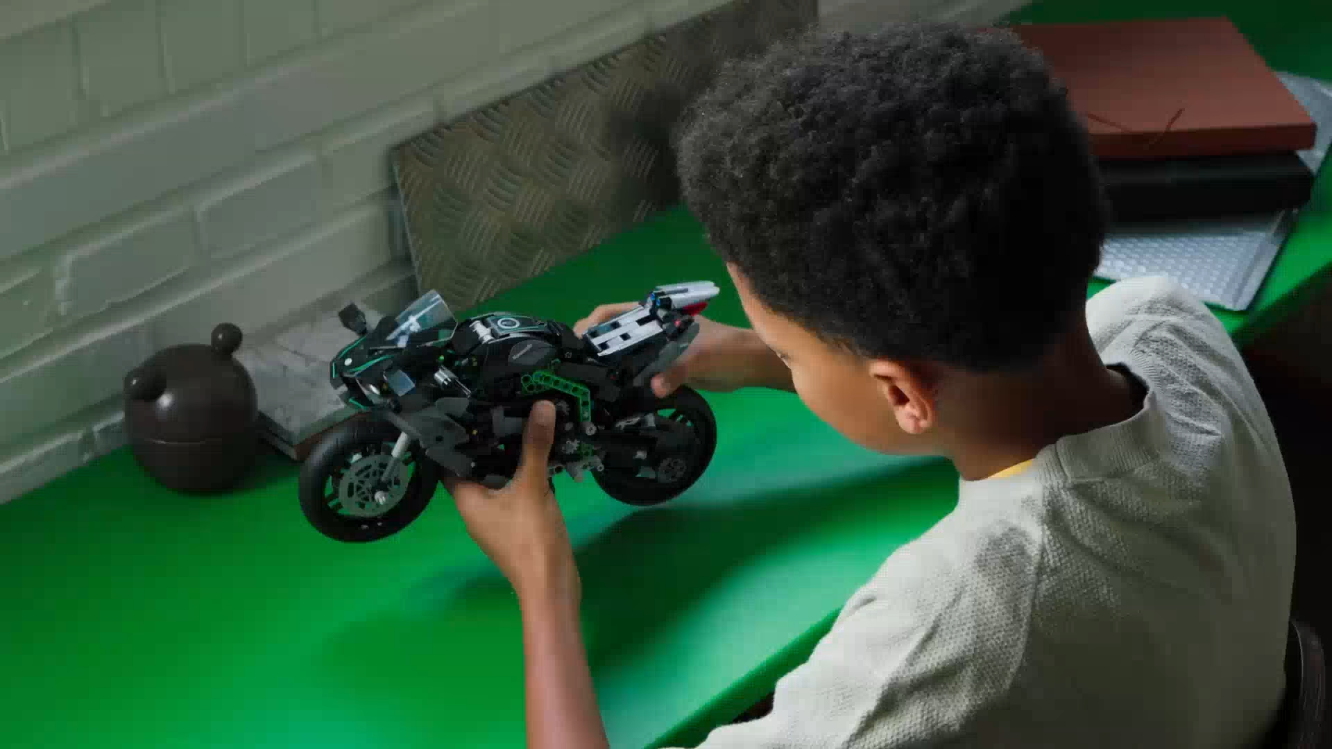 LEGO Technic 42170 Kawasaki Ninja H2R Motorcycle (643 Pieces
