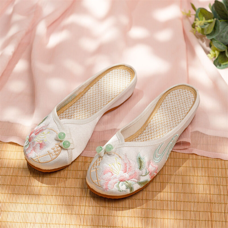 Chinese embroidered hot sale slippers