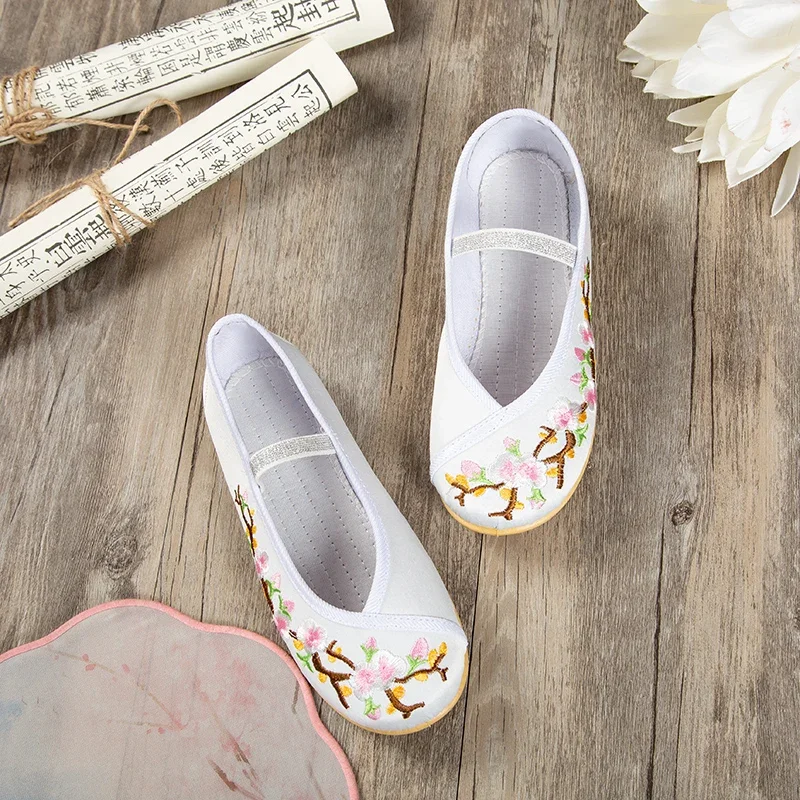 Girls' Embroidered Shoes Chinese Style Han Costume Shoes Ancient Costume Princess Performance Han Shoes Children's Old Beijing Cloth Shoes Ethnic Style