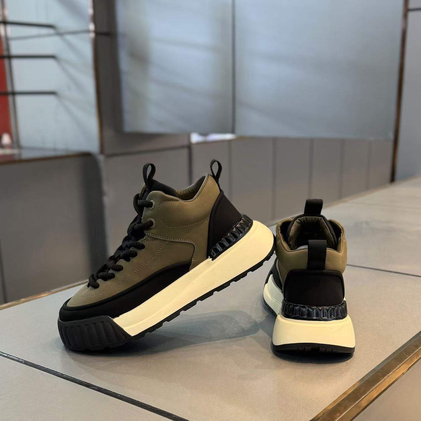 Scarpe casual sportive comode e antiscivolo da uomo alla moda con tacco spesso progettate per stile e funzionalità