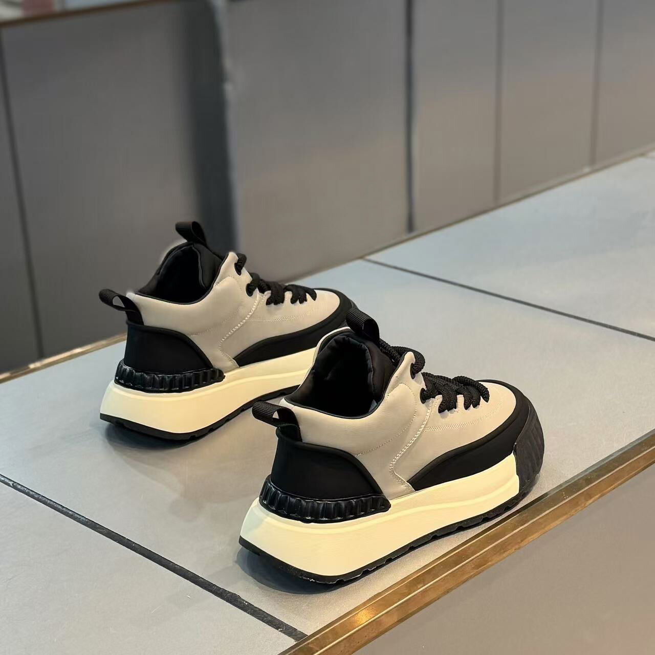 Scarpe casual sportive comode e antiscivolo da uomo alla moda con tacco spesso progettate per stile e funzionalità