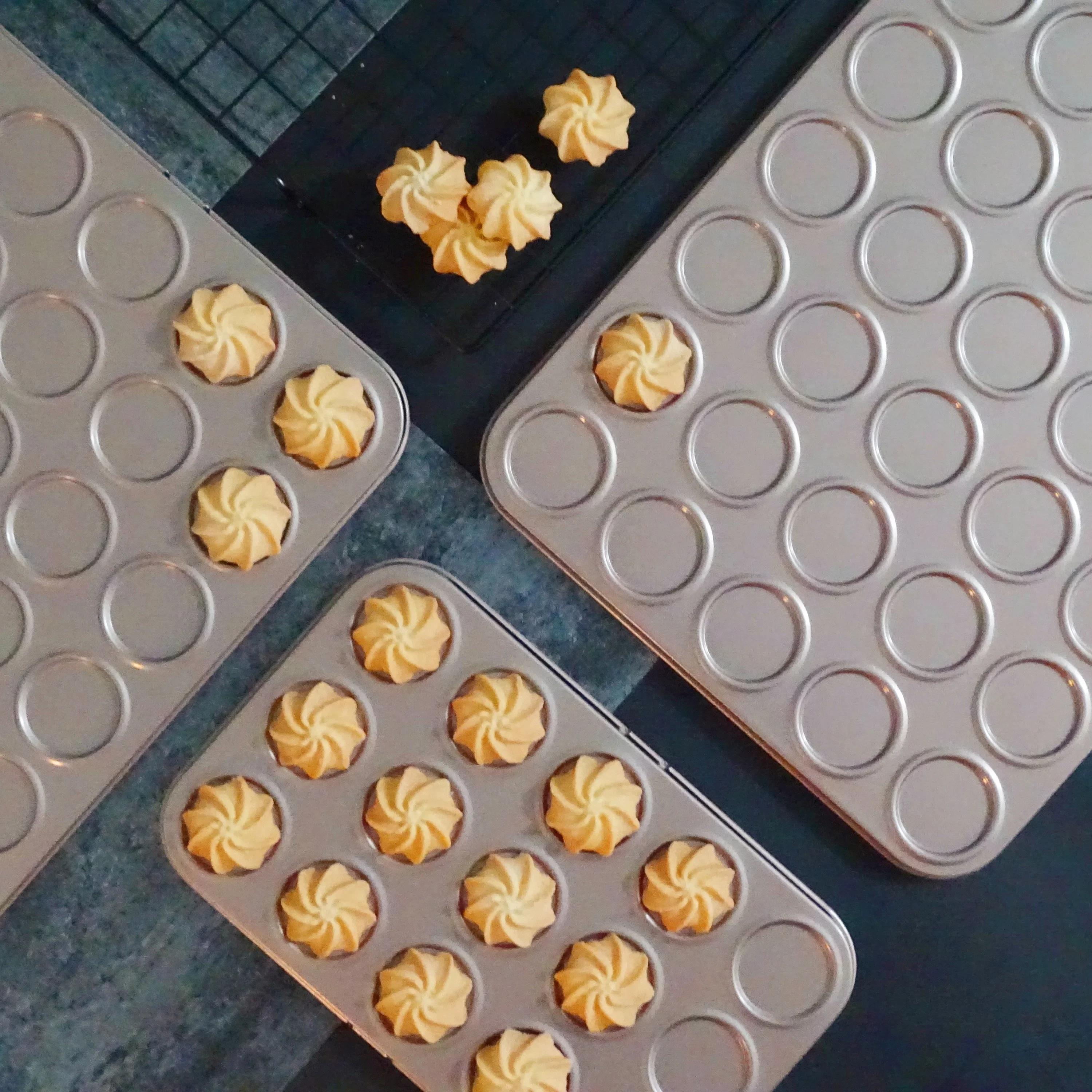 Cookies Mold Chocolate Cocoa Chip Baking Tray 30-Piece Macarons Mold Sesame Thin Crisp Non-Stick Bakeware