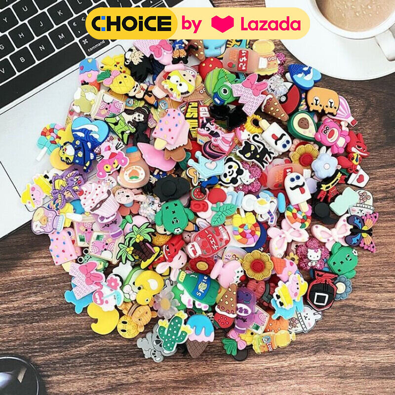 CROCS JIBBITZ โลโก้แฟชั่น เสน่ห์ pin อุปกรณ์ตกแต่ง รองเท้าคร็อส์ มีแบบเรืองแสง ลายการ์ตูนอะนิเมะน่ารัก 100ชิ้นไม่ซ้ำ ราคา 83 บาท*ส่งฟรี