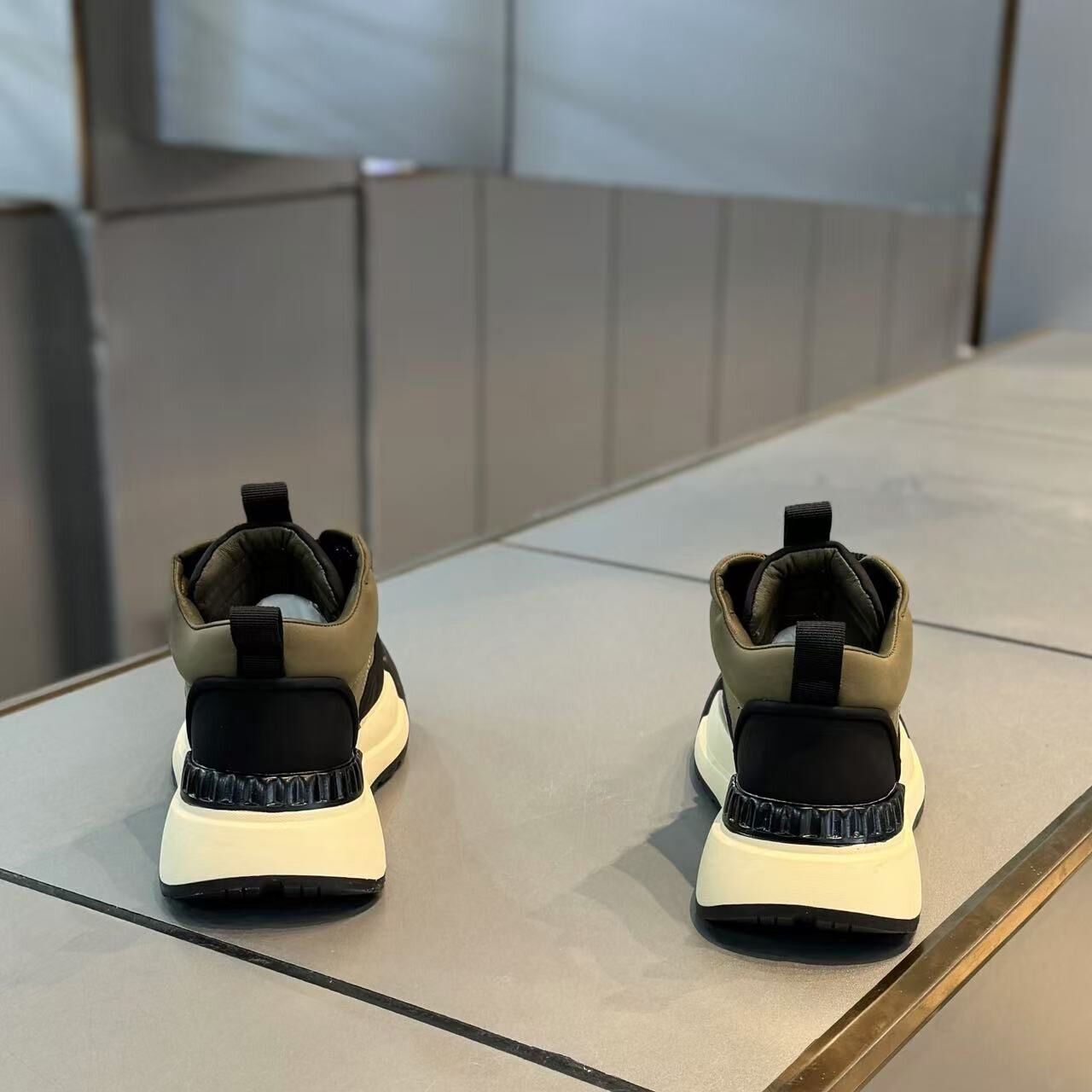 Scarpe casual sportive comode e antiscivolo da uomo alla moda con tacco spesso progettate per stile e funzionalità