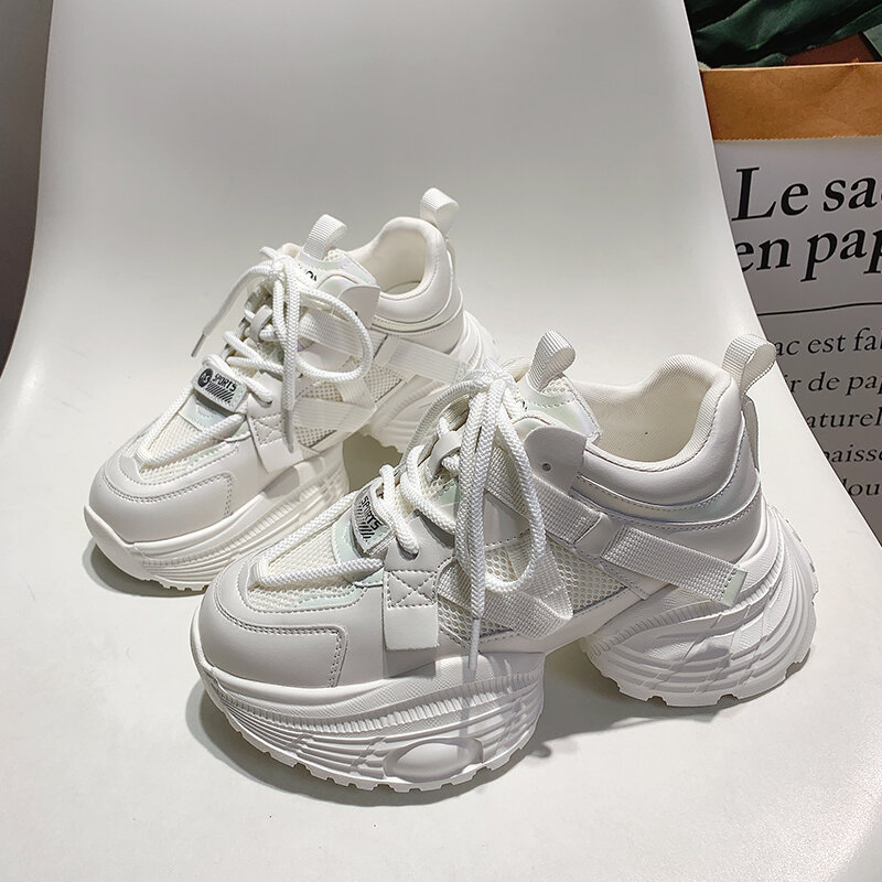 Autunno 2024 Nuovo arrivo Scarpe da papà leggere con suola spessa da donna argentate piccole facili da abbinare Scarpe casual con suola morbida Sneakers Tide