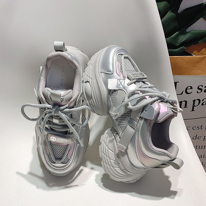 Autunno 2024 Nuovo arrivo Scarpe da papà leggere con suola spessa da donna argentate piccole facili da abbinare Scarpe casual con suola morbida Sneakers Tide