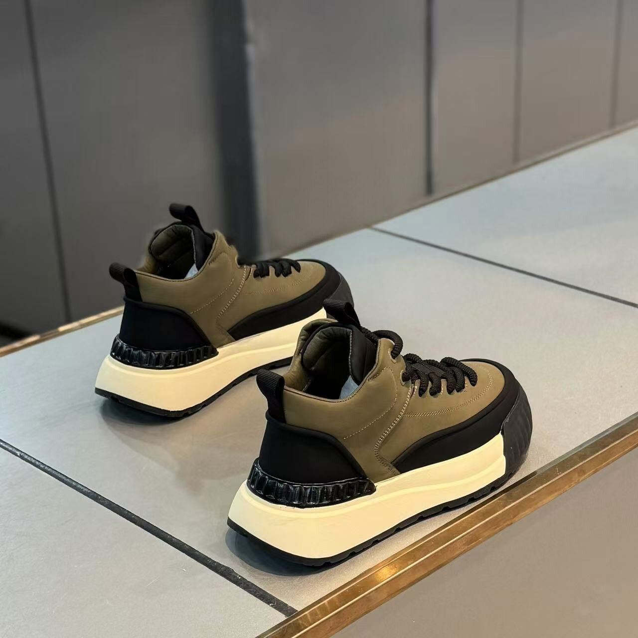 Scarpe casual sportive comode e antiscivolo da uomo alla moda con tacco spesso progettate per stile e funzionalità