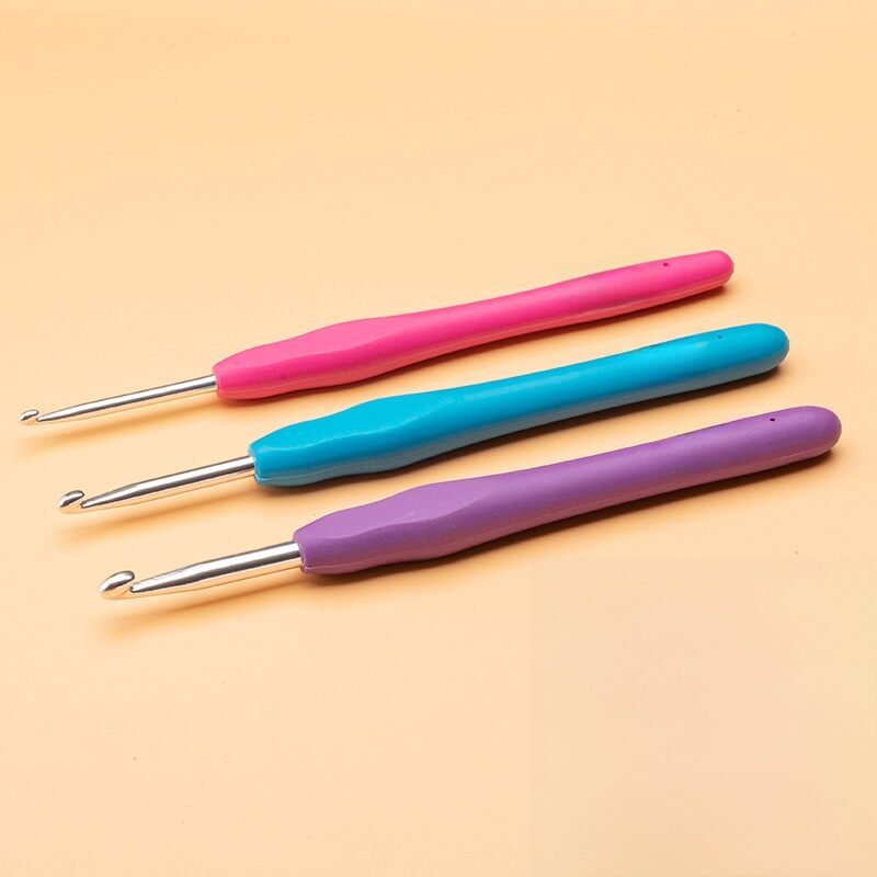 Handmade DIY Yarn Crochet Set Soft Handle Crochet Hooks Traditional Sweater Crochet Doll Kit 3 Pieces Complete Tool Kit