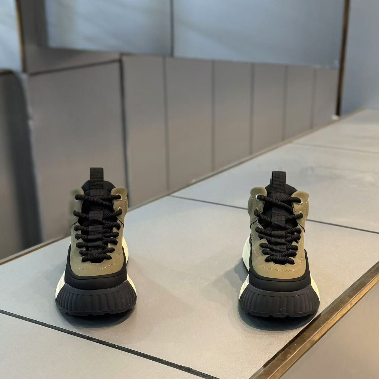 Scarpe casual sportive comode e antiscivolo da uomo alla moda con tacco spesso progettate per stile e funzionalità