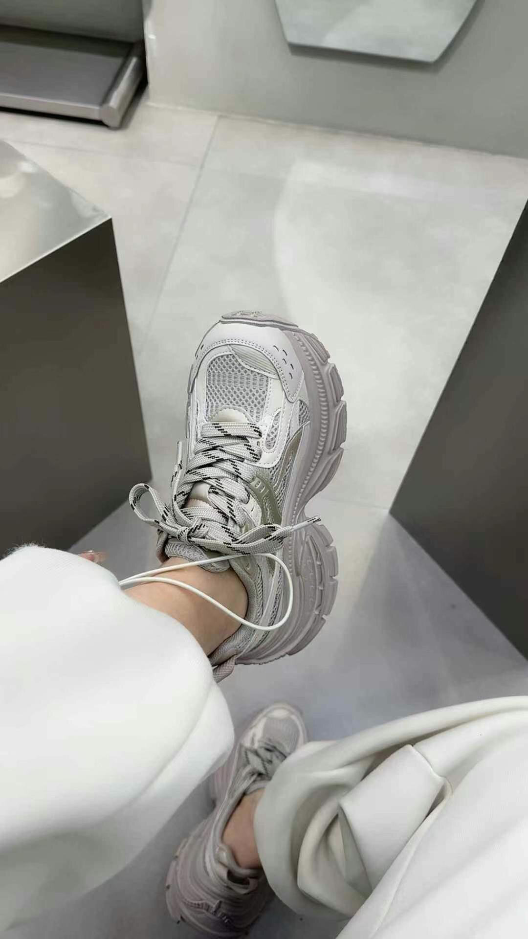 أحذية رياضية كاجوال نسائية ربيع 2025 بنعل سميك من الجلد الطبيعي بتصميم أنيق للجري في الشارع