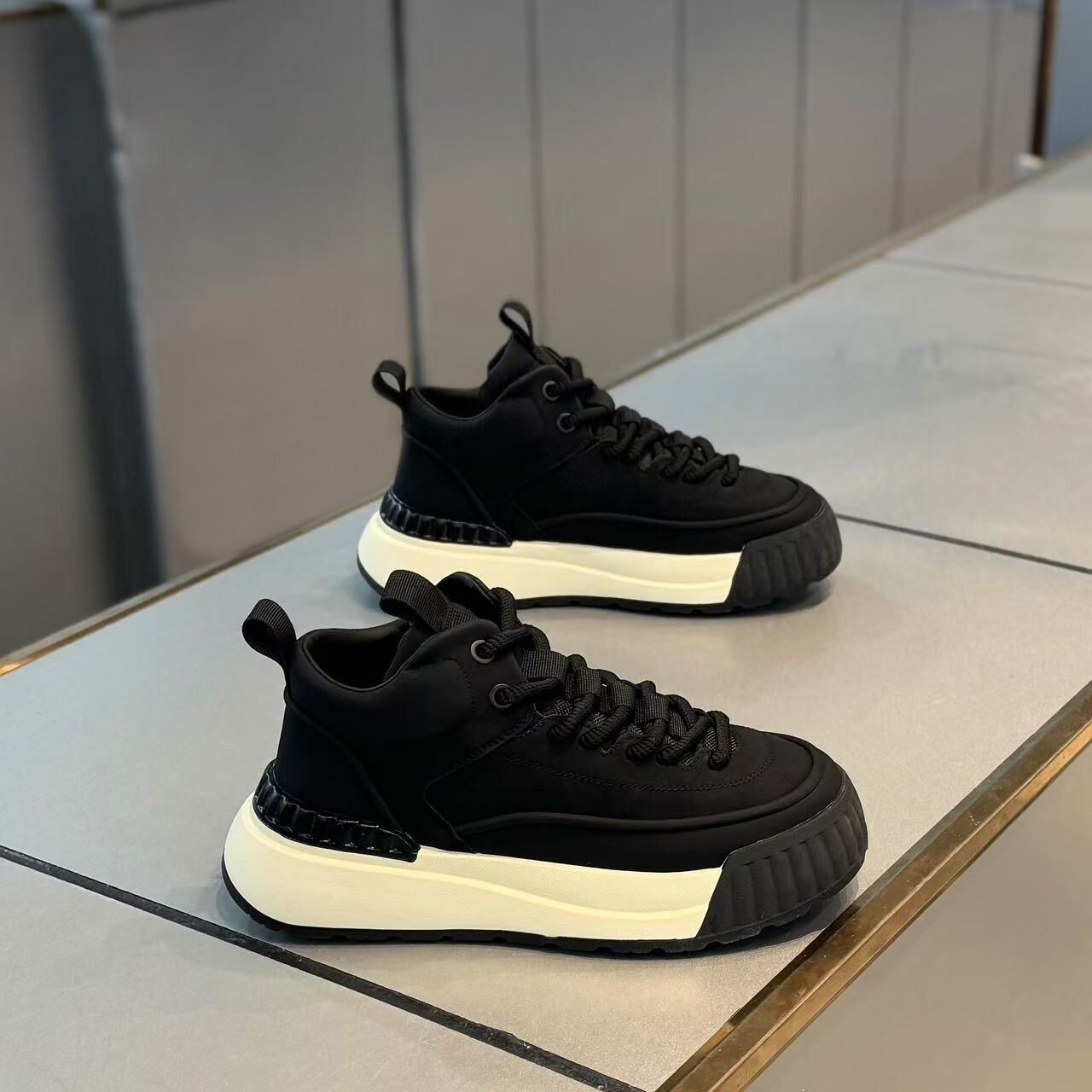 Scarpe casual sportive comode e antiscivolo da uomo alla moda con tacco spesso progettate per stile e funzionalità