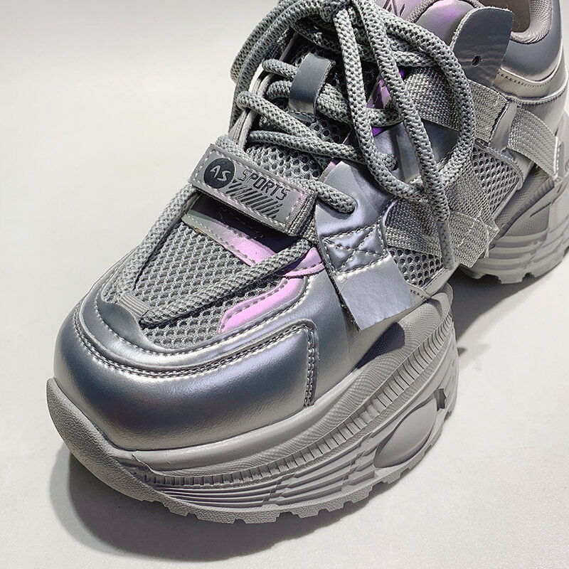 Autunno 2024 Nuovo arrivo Scarpe da papà leggere con suola spessa da donna argentate piccole facili da abbinare Scarpe casual con suola morbida Sneakers Tide