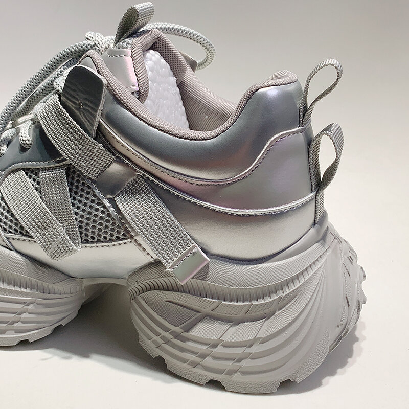 Autunno 2024 Nuovo arrivo Scarpe da papà leggere con suola spessa da donna argentate piccole facili da abbinare Scarpe casual con suola morbida Sneakers Tide