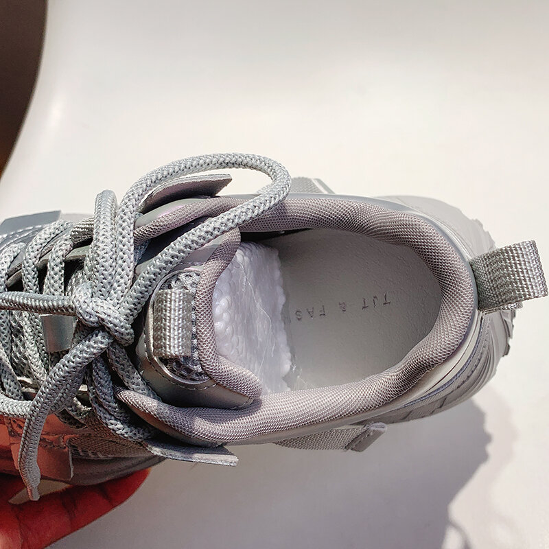 Autunno 2024 Nuovo arrivo Scarpe da papà leggere con suola spessa da donna argentate piccole facili da abbinare Scarpe casual con suola morbida Sneakers Tide