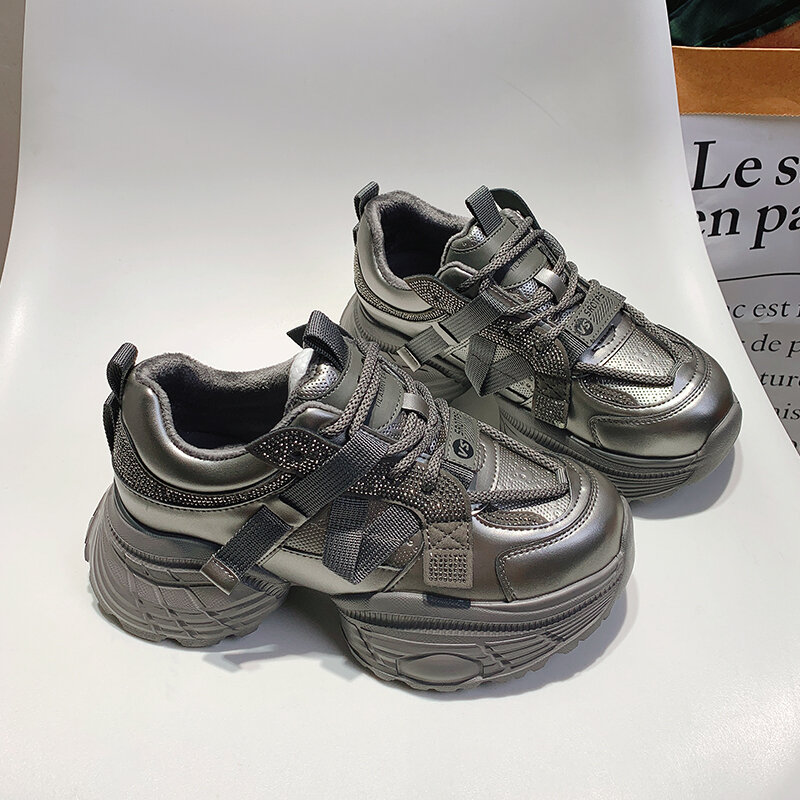 Autunno 2024 Nuovo arrivo Scarpe da papà leggere con suola spessa da donna argentate piccole facili da abbinare Scarpe casual con suola morbida Sneakers Tide