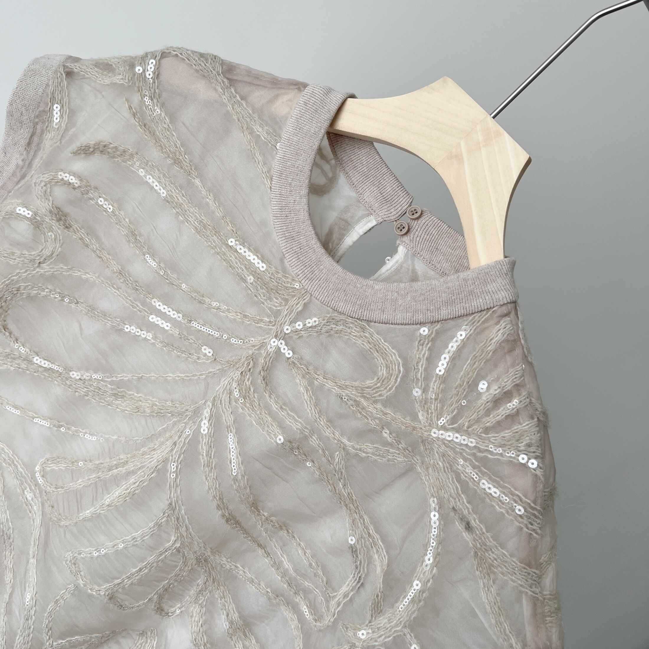 Xinghe Bright Italian BC, schweres T-Shirt aus Seidenorganza mit Pailletten und Blumenstickerei, kurzärmliger Pullover, Weste