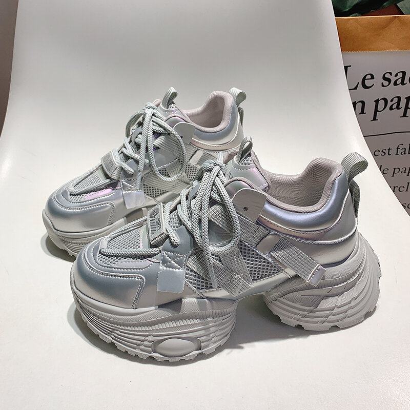 Autunno 2024 Nuovo arrivo Scarpe da papà leggere con suola spessa da donna argentate piccole facili da abbinare Scarpe casual con suola morbida Sneakers Tide
