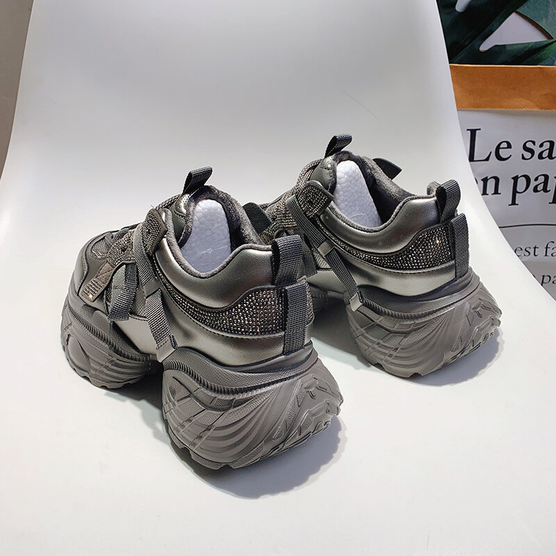 Autunno 2024 Nuovo arrivo Scarpe da papà leggere con suola spessa da donna argentate piccole facili da abbinare Scarpe casual con suola morbida Sneakers Tide
