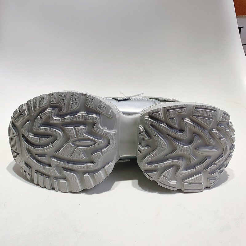 Autunno 2024 Nuovo arrivo Scarpe da papà leggere con suola spessa da donna argentate piccole facili da abbinare Scarpe casual con suola morbida Sneakers Tide