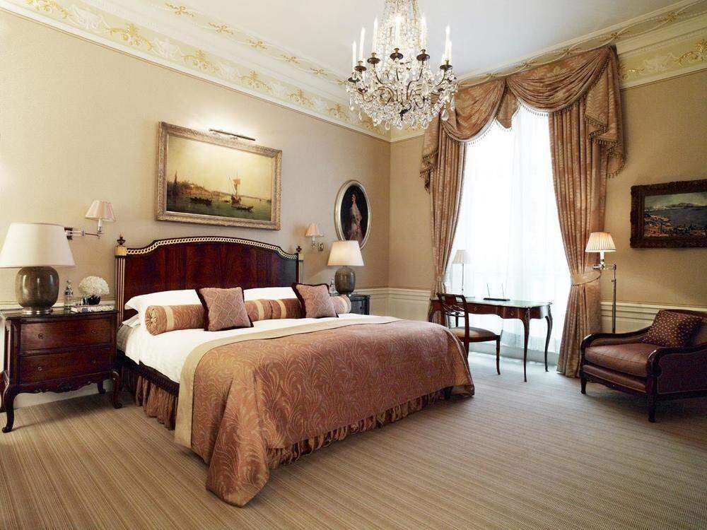The Connaught,London Hotel Booking,Marriott International, Hilton Worldwide, InterContinental Hotels Group (IHG), AccorHotels, Hyatt Hotels Corporation, Wyndham Hotels & Resorts, Huazhu Hotels Group, Disney Hotel, Best Western Hotels & Resorts, Shangri-La Giá 45,977,616 Đồng*Miễn phí vận chuyển