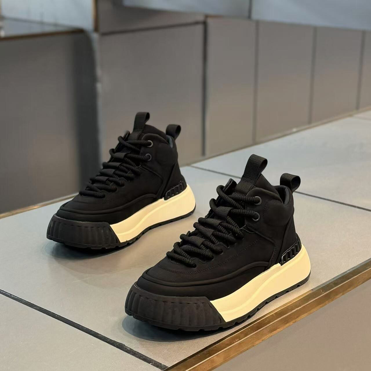 Scarpe casual sportive comode e antiscivolo da uomo alla moda con tacco spesso progettate per stile e funzionalità