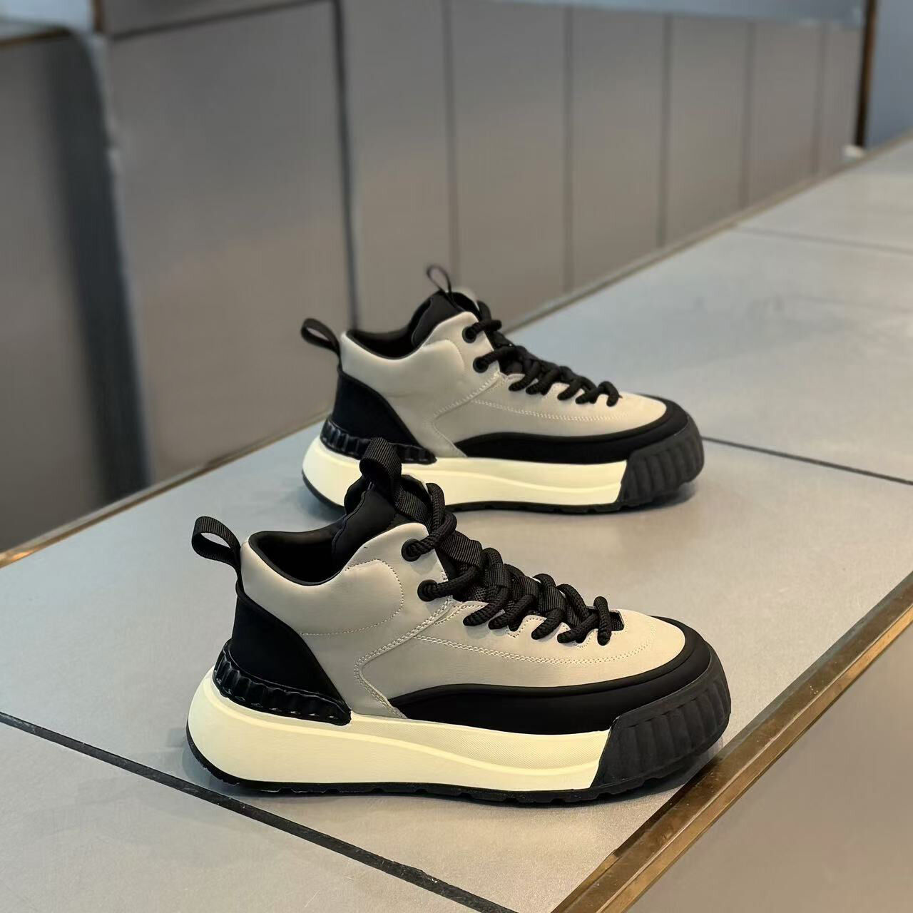 Scarpe casual sportive comode e antiscivolo da uomo alla moda con tacco spesso progettate per stile e funzionalità